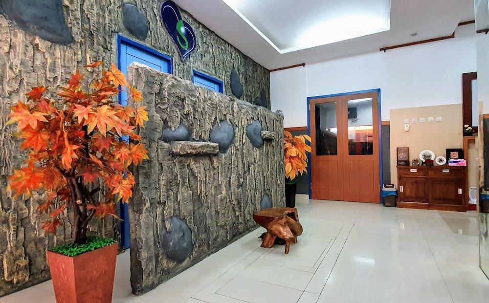 B Shaw Hotel Jakarta Exterior photo