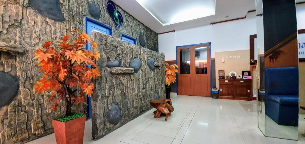 B Shaw Hotel Jakarta Exterior photo